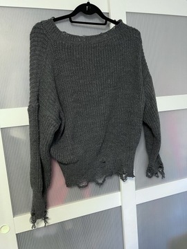 Szary poszarpany sweter z dziurami oversize