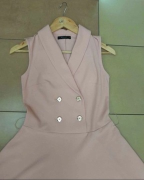 Mohito - Kopertowa sukienka z ozdobnymi guzikami -