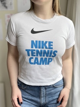 Biały baby tee Nike tennis camp swoosh s