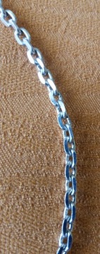 Łańcuszek w srebrnym kolorze długość 31cm.