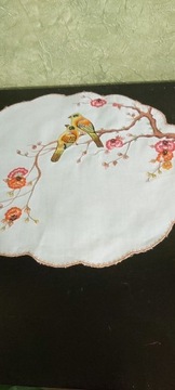  haftowana serwetka -kwiaty i ptaki z lat-70-tych 