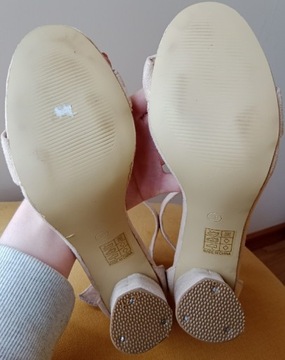 Nowe nieużywane sandałki sandały beżowe na słupku DeeZee 39 wkładka  25 cm