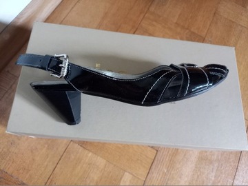 Czarne lakierowane skórzane sandały Gino Rossi 37