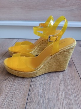 Żółte sandały na koturnie 