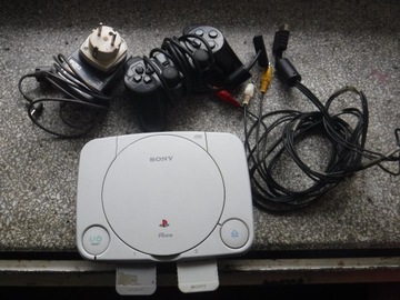 Konsola Playstation 1 + pad 2 karty pamięci 