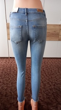 Spodnie jeans z przetarciami skiny 