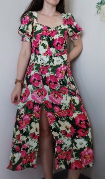 Wiskozowa sukienka w kwiaty z rozcięciem na nogę 