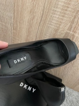 DKNY czarne czółenka szpilki peep toe skóra 37,5