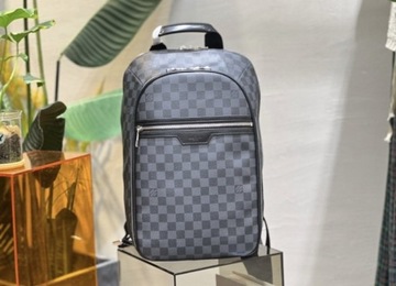 Czarny plecak firmy Louis Vuitton