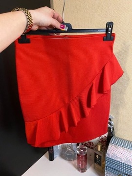 Czerwona prążkowana spódnica z falbanką z baskinką