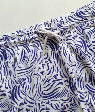 Niebiesko-białe krótkie spodenki od piżamy, szorty