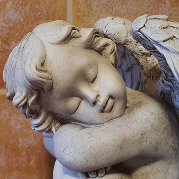 Aniołek - piękna alabastrowa figurka