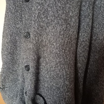 gruby szary sweter męski z kieszeniami na guziki