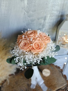 Brzoskwiniowy bukiet ślubny z różami i gipsówką