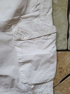 Spodnie przed kolano białe z wieloma kieszeniami