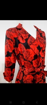 Sukienka w róży czerwona czarna kopertowy fason