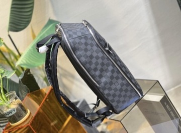 Czarny plecak firmy Louis Vuitton