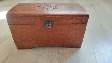 Drewniana szkatułka z rzezbieniem