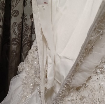 Suknia ślubna z trenem biała 