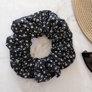 Gumka scrunchie bawełniana czarna łączka kwiatki