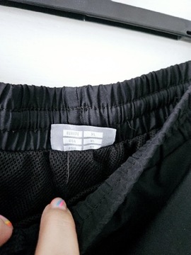 Czarne spodnie dresowe Hummel xl 42