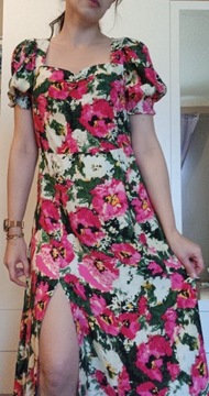 Wiskozowa sukienka w kwiaty z rozcięciem na nogę 