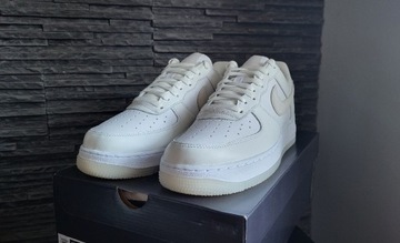 Nowe buty Nike Air Force 1 '07 LV8, białe, rozmiar 42,5