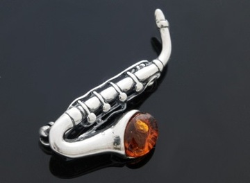 Saksofon stylowa srebrna broszka z  bursztynem