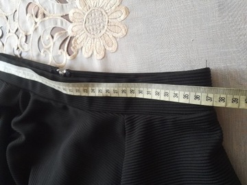 Czarna rozkloszowana spódnica H&M r. M