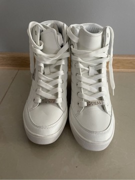 Białe sneakersy Guess