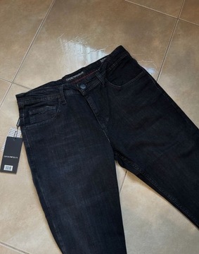 Czarne jeansy Emporio Armani Regular Fit