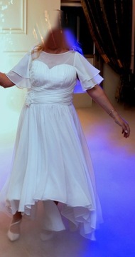 Asymetryczna suknia ślubna z rękawkiem