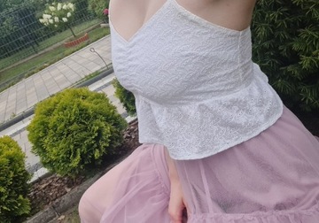 Krótki top z baskinką biały house crop top koronka