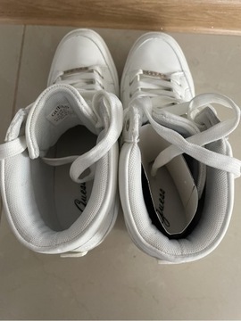 Białe sneakersy Guess