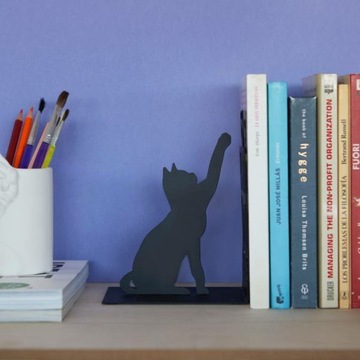Черная подставка для книг в форме кота.