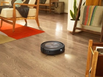 Робот-уборщик IRobot Roomba J7+ с базовой станцией Clean Base