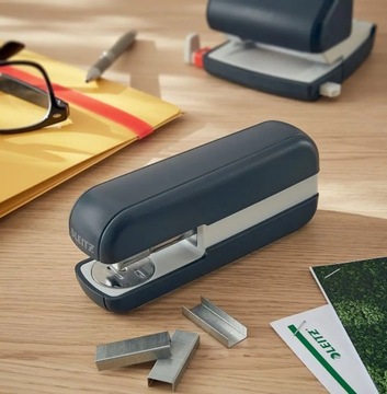 Офисный степлер Leitz Cozy на 30 листов, серый