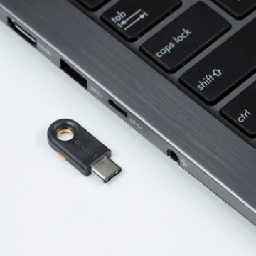 Ключ безопасности Yubico Yubikey 5C черный