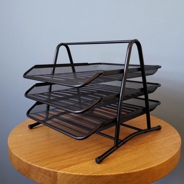 Рабочий стол с 3 черными ящиками.