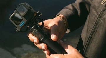 Держатель с аккумулятором, штатив, пульт GoPro Volta.