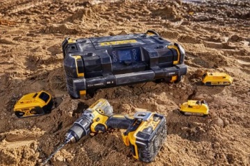 Радиостанция DeWalt для строительной площадки с зарядным устройством TSTAK DWST1-81078-QW