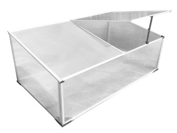 Грядка из поликарбоната для посадки растений в небольшой домашней теплице.