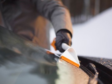 СКРЕБОК FISKARS С ЩЕТКОЙ SNOWXPERT 1019352