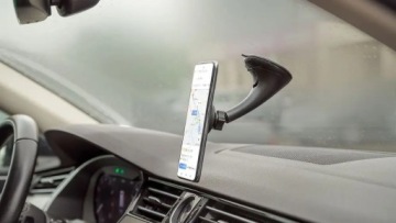 Магнитный автомобильный держатель для телефона Kruger&Matz на лобовое стекло.