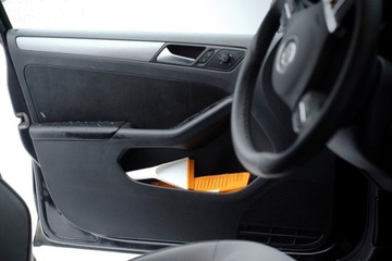 СКРЕБОК FISKARS С ЩЕТКОЙ SNOWXPERT 1019352