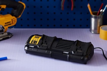 ЗАРЯДНОЕ УСТРОЙСТВО С ДВУМЯ ПОРТАМИ 18В 4Ач DEWALT DCB132