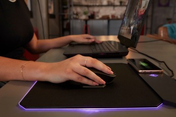 Аккумуляторная беспроводная игровая мышь HP OMEN QI с зарядкой 8200 точек на дюйм
