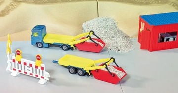 Грузовик с контейнером и прицепом