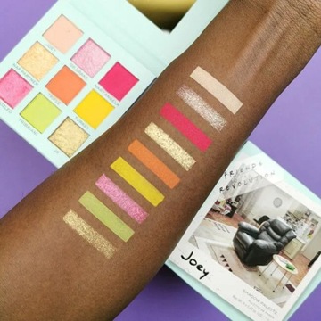 ПАЛИТРА теней для век Revolution x Friends — матовые и мерцающие оттенки — подарок