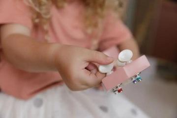 Маленькая голландская гитара розовая